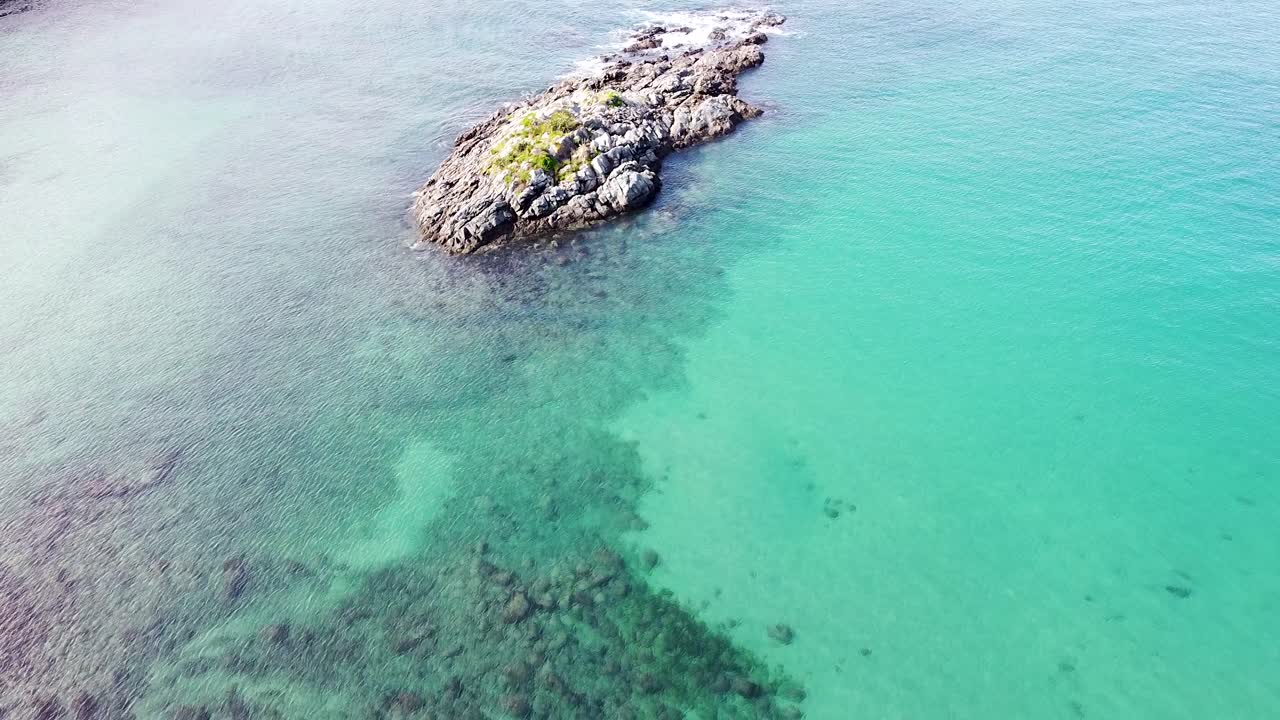 뉴질랜드 아오테아로아 노스랜드 카리카리 반도 마이타이 베이의 짙은 녹색 바다와 암석 노두의 공중 무인 항공기