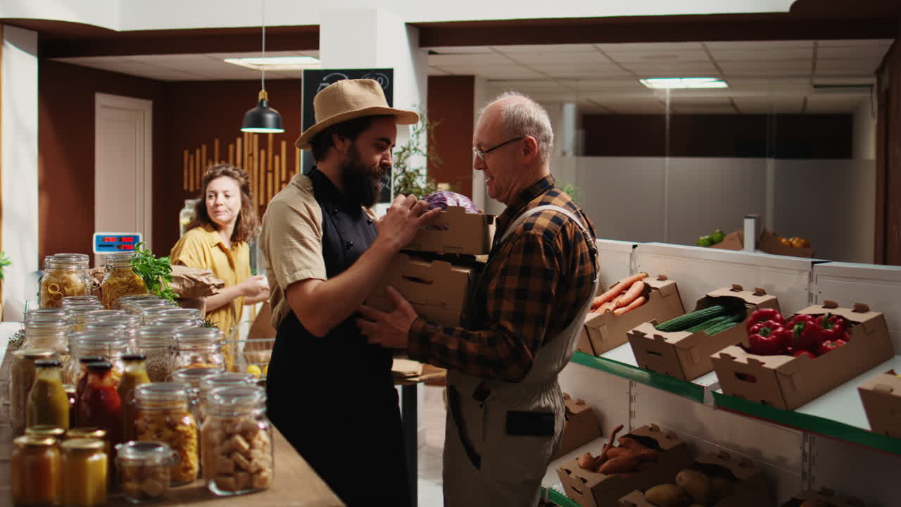 el agricultor entrega alimentos orgánicos a la tienda biológica