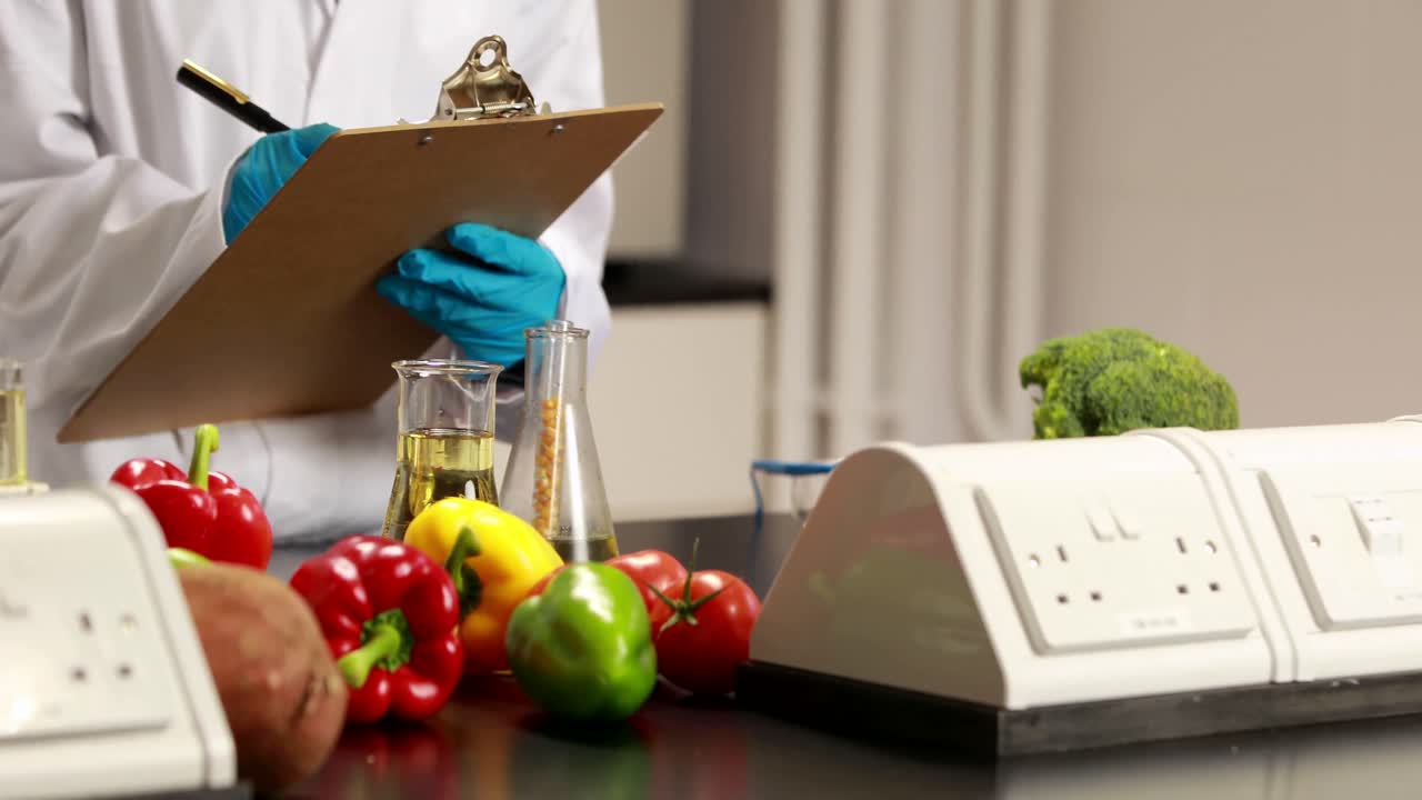 científico tomando notas en el experimento de alimentos