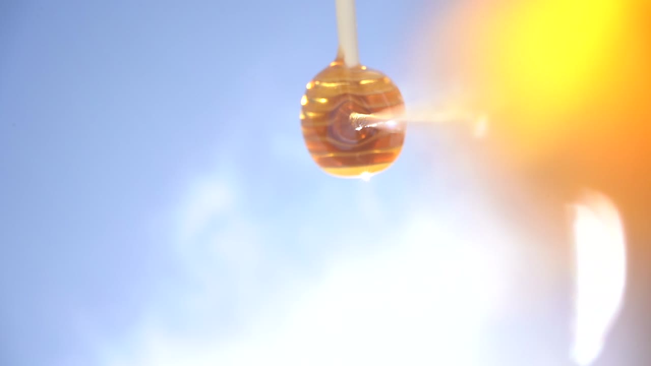 レンズに蜂蜜が落ちる