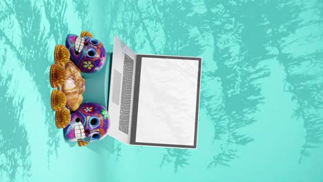 Tag-Der-Toten-Festival,-Dia-De-Muertos,-Design-Mockup,-Laptop,-Vorlage,-Mexiko,-Totenköpfe,-Traditionelle-Blumen-Und-Gebäck,-Lumoblauer-Hintergrund,-Vertikal