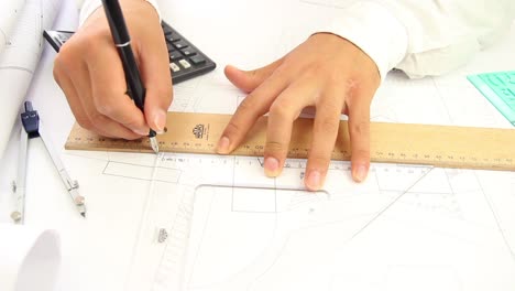 Architekt-Mann-Hände-Skizzieren-Linien
