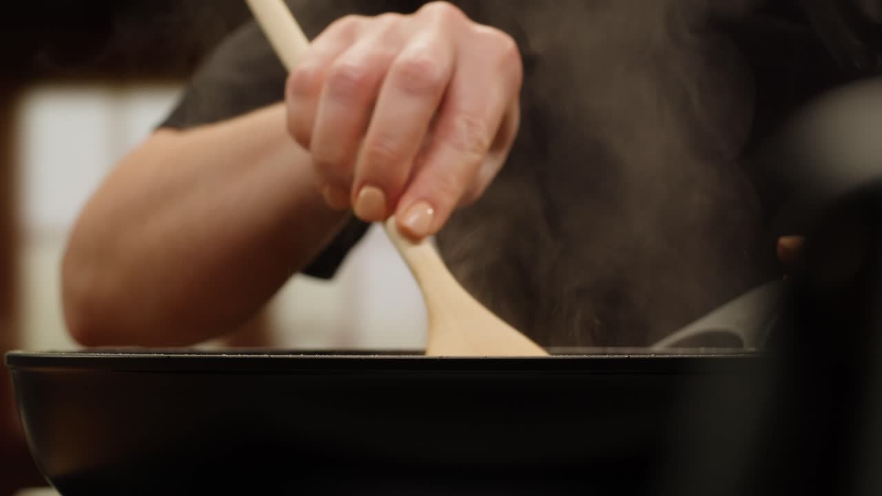 팬에서 요리하는 것