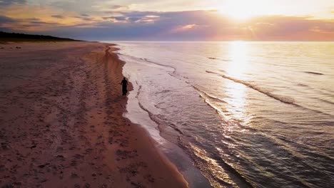 paseo en bicicleta por la playa 60fps disparo de drone