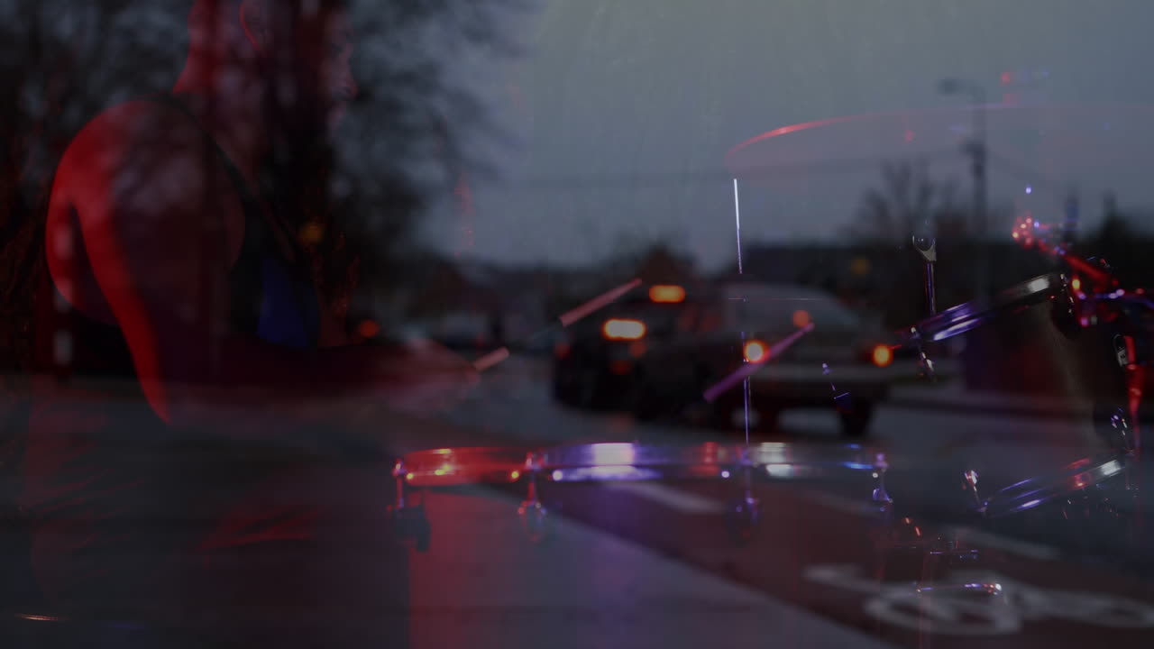 두 인종의 남성 뮤지션이 타악기를 연주하는 도로 교통의 흐릿한 애니메이션