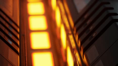 luces amarillas y paneles metálicos en un interior futurista
