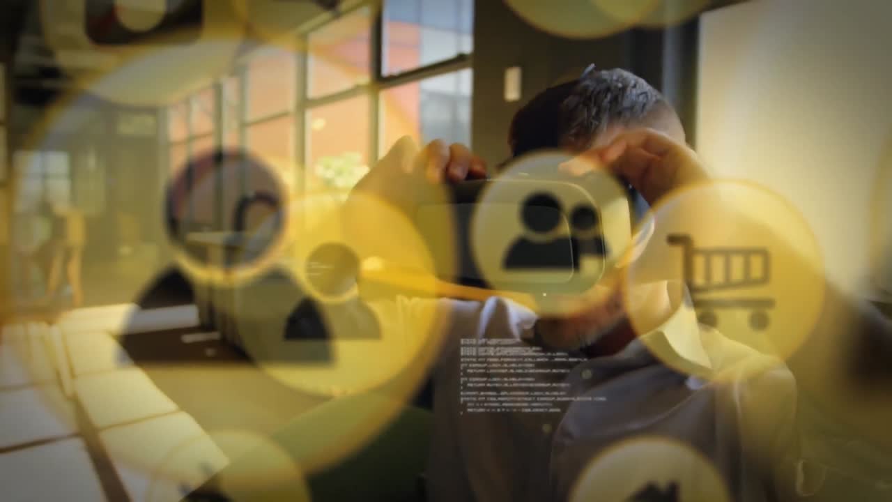 vr 헤드 ⁇ 을 착용한 백인 남성에 대한 데이터 처리 및 소셜 미디어 아이콘의 애니메이션