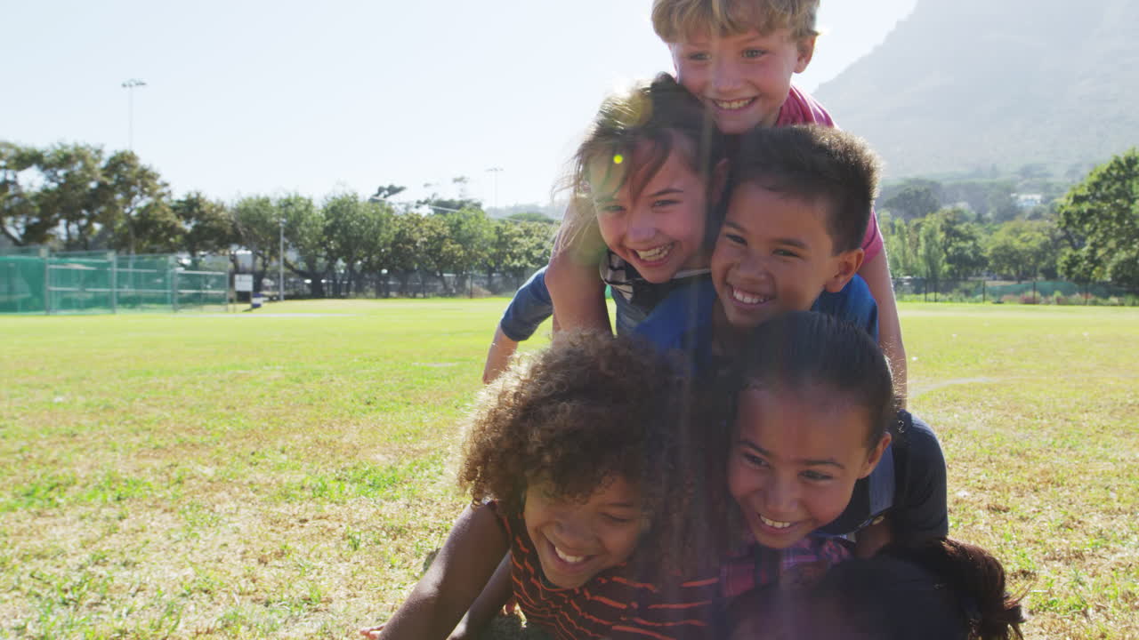 십대 전 학교 친구 들 이 공원 에서  ⁇ 어져 누워 있다