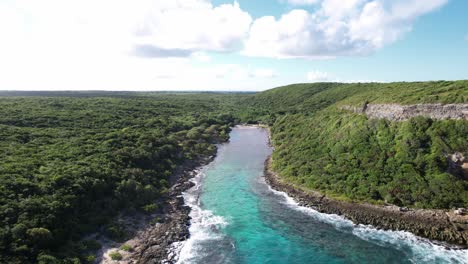 Vista-Aérea-Hacia-Atrás-Del-Desfiladero-De-Porte-D&#39;enfer-En-El-Norte-De-Grande-Terre-En-Guadalupe,-Francia