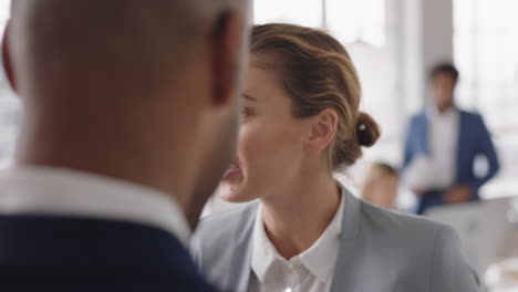 hermosa mujer de negocios saludando a los clientes charlando disfrutando del desarrollo de asociaciones corporativas discutiendo proyectos en el espacio de trabajo de la oficina moderna