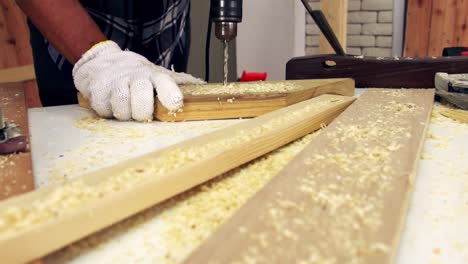 carpintero que trabaja en artesanías de madera en el taller