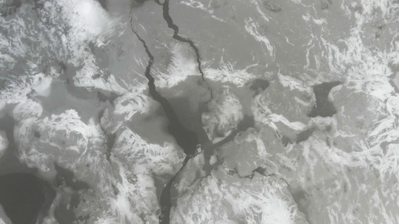 flotando sobre varios patrones de hielo causados por el deshielo temprano del invierno