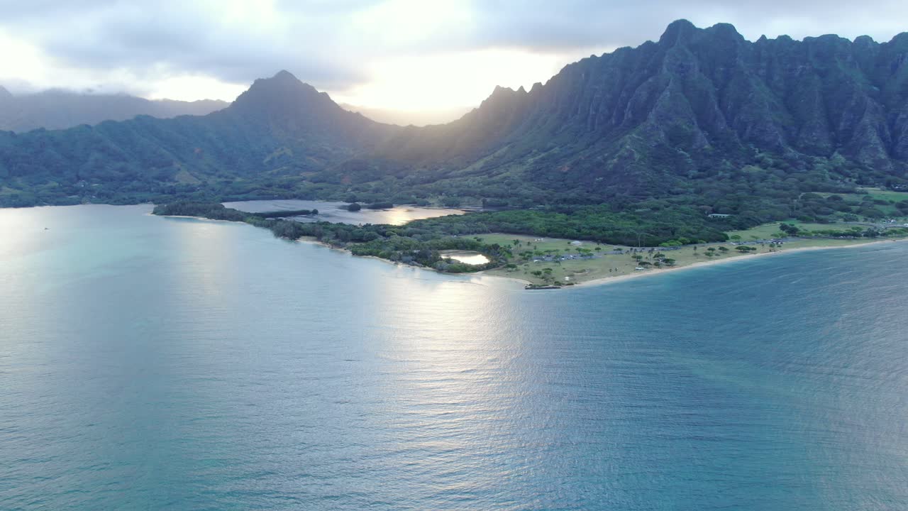 Carrellata del sole che sorge sulla spiaggia di Kualoa, Hawaii