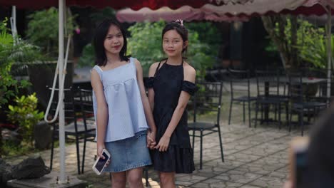 two girls at a cafe