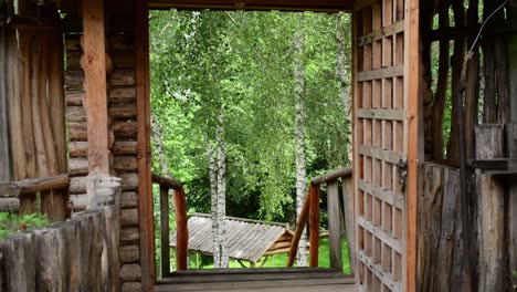 la puerta de la cabaña de madera abierta revela un paisaje natural de árboles verdes de montaña tranquilo parque al aire libre pacífico y no contaminado