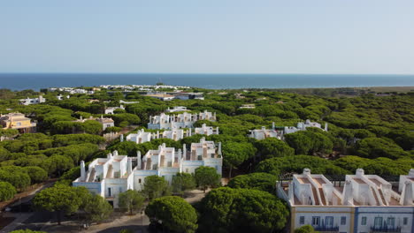 ascender toma aérea de apartamentos privados de lujo en portugal durante el verano - praia verde, algarve