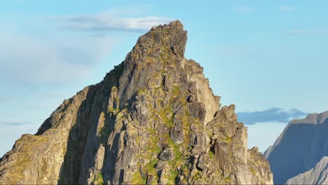 Cima-Escarpada-De-Segla-En-La-Isla-Senja-En-Noruega