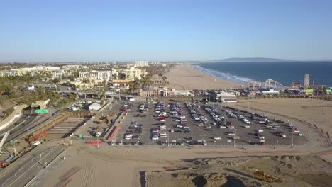 Sitio-De-Construcción-Principal-En-El-Estacionamiento-Del-Muelle-De-Santa-Mónica-Increíble-Vista-Aérea-Panorama-De-Vuelo-Resumen-Imágenes-De-Drones-La-California-Usa-2018