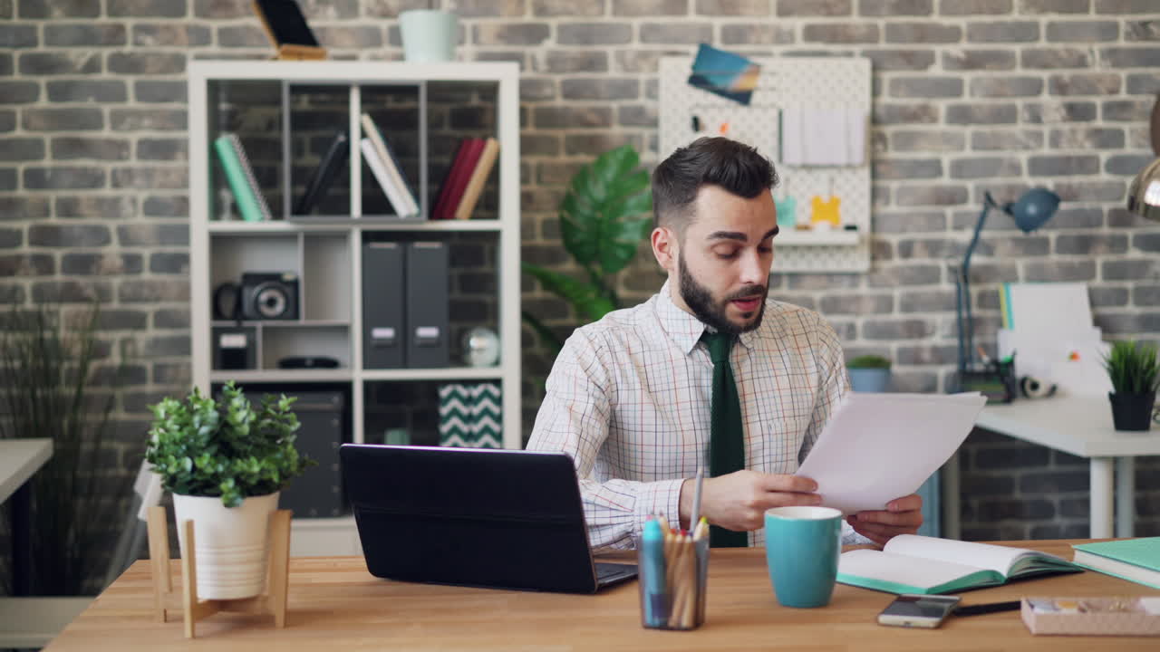 Uomo d'affari stressato alle prese con documenti
