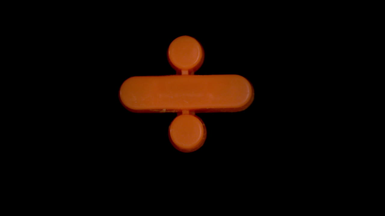 signo de división que se enfoca en el fondo negro