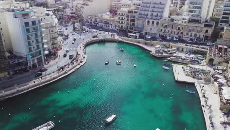 Hermosa-Toma-Aérea-De-La-Bahía-De-Spinola-Malta