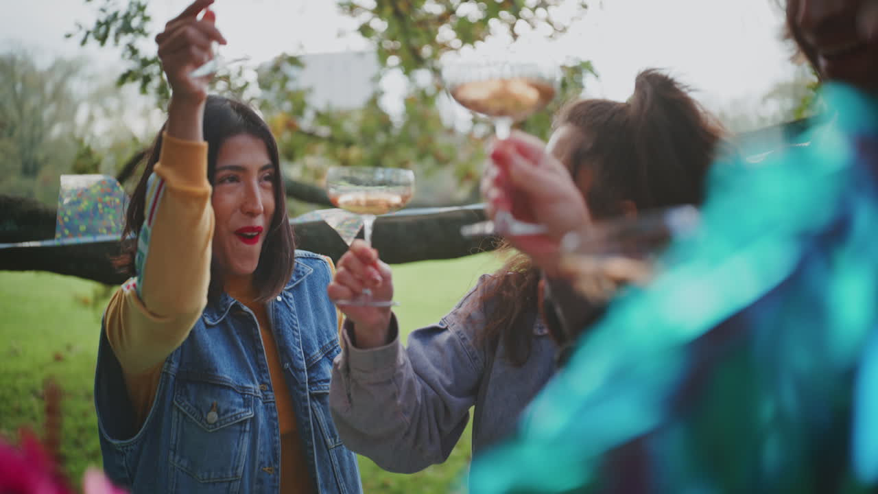 야외에서 축하하는 친구들