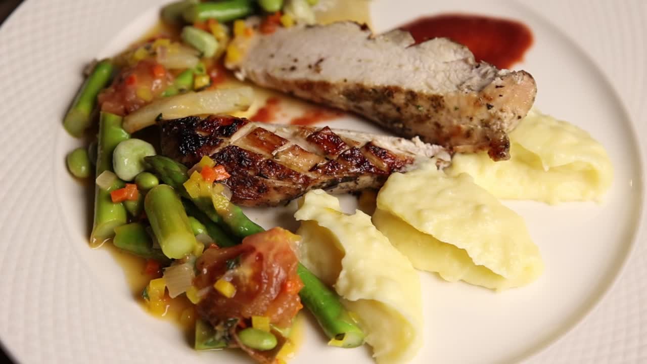 Piatto gourmet con carne affettata, purè di patate e asparagi