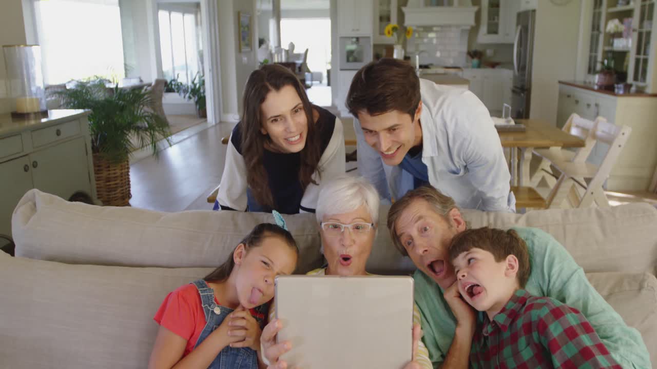 la familia pasa tiempo juntos en casa