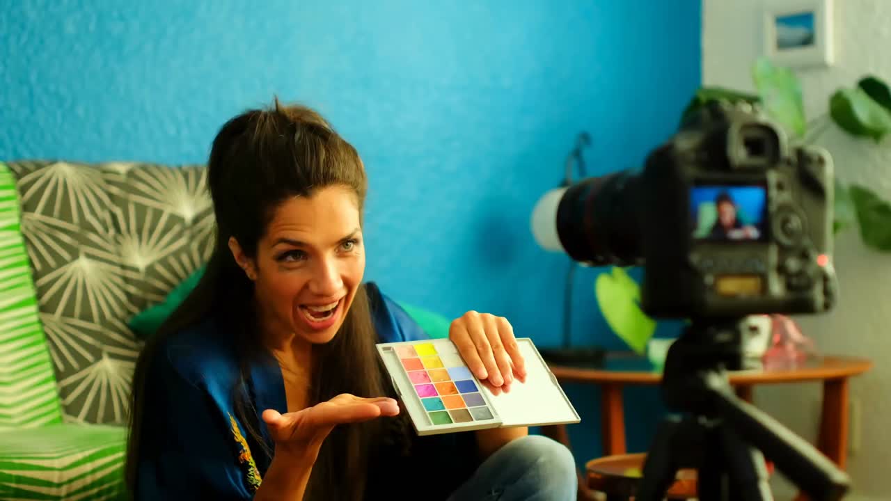 blogger de video grabando un video en el maquillaje 4k