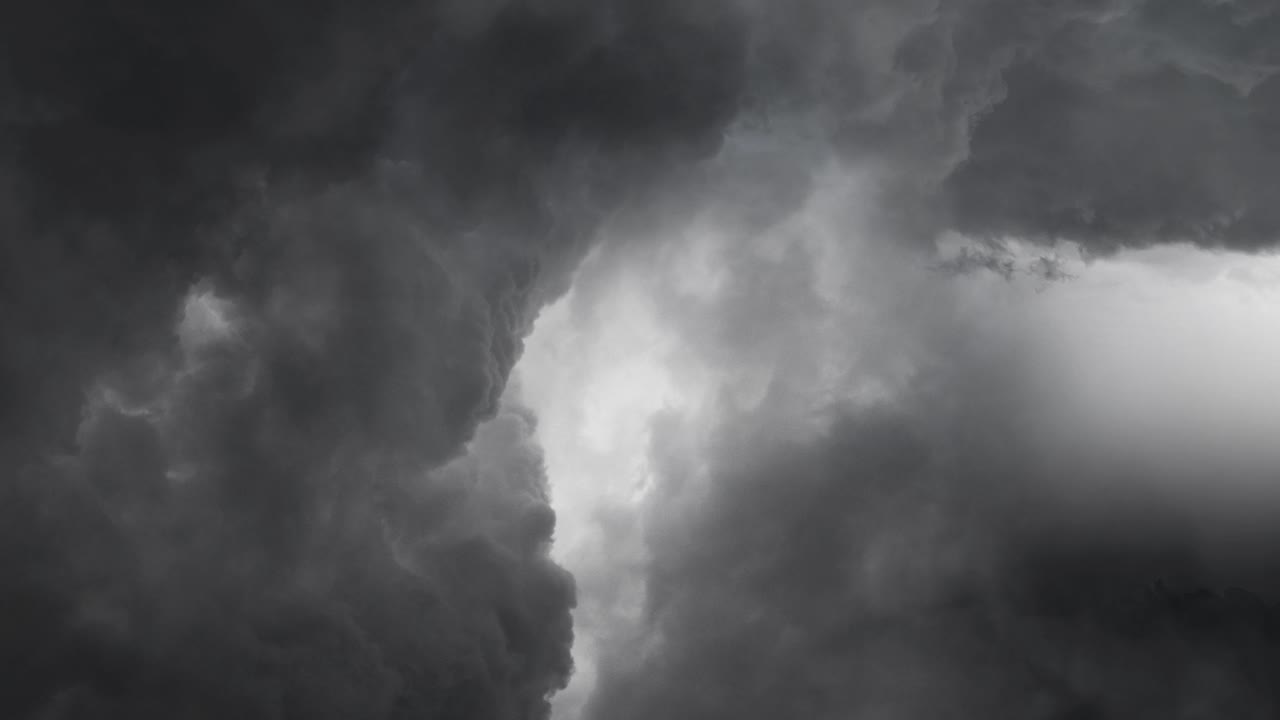 viajar junto a nubes oscuras y tormentas eléctricas