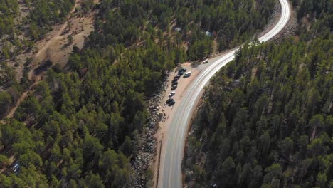 B-Roll-Aus-Der-Luft-über-Die-Autobahn-In-Den-Felsigen-Bergen