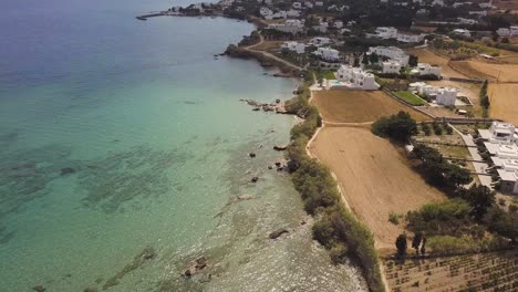 vista de pájaro giratoria de la costa en la isla griega de paros