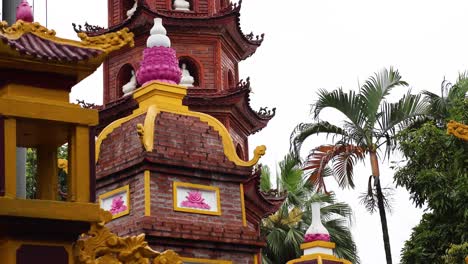 vista detallada de la estructura de la pagoda de tran quoc