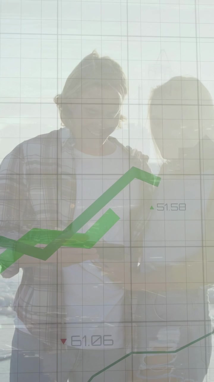 Video vertical: Hombre de la izquierda inclinando el teléfono, pareja inclinándose y siguiendo un gráfico de mercado que se mueve a través del cristal.