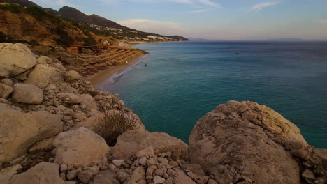 Felsige-Hügel-Und-Touristenorte-Mit-Meerblick-Am-Abend-Im-Sommerurlaub,-Wunderschöne-Küste-Von-Ion-In-Albanien,-Dhermi