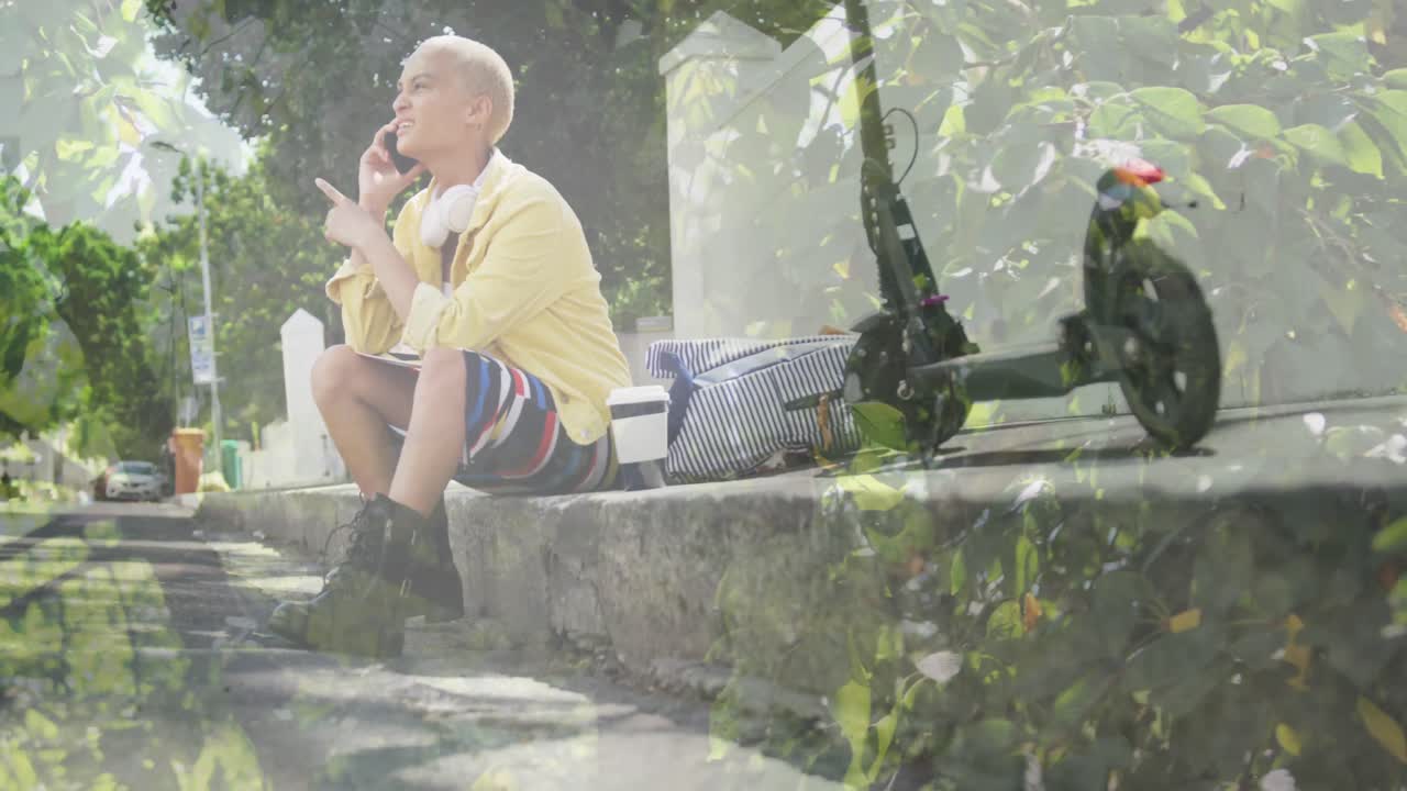 거리에서 스마트폰으로 대화하는 두 인종 여성에 대한 잎의 애니메이션