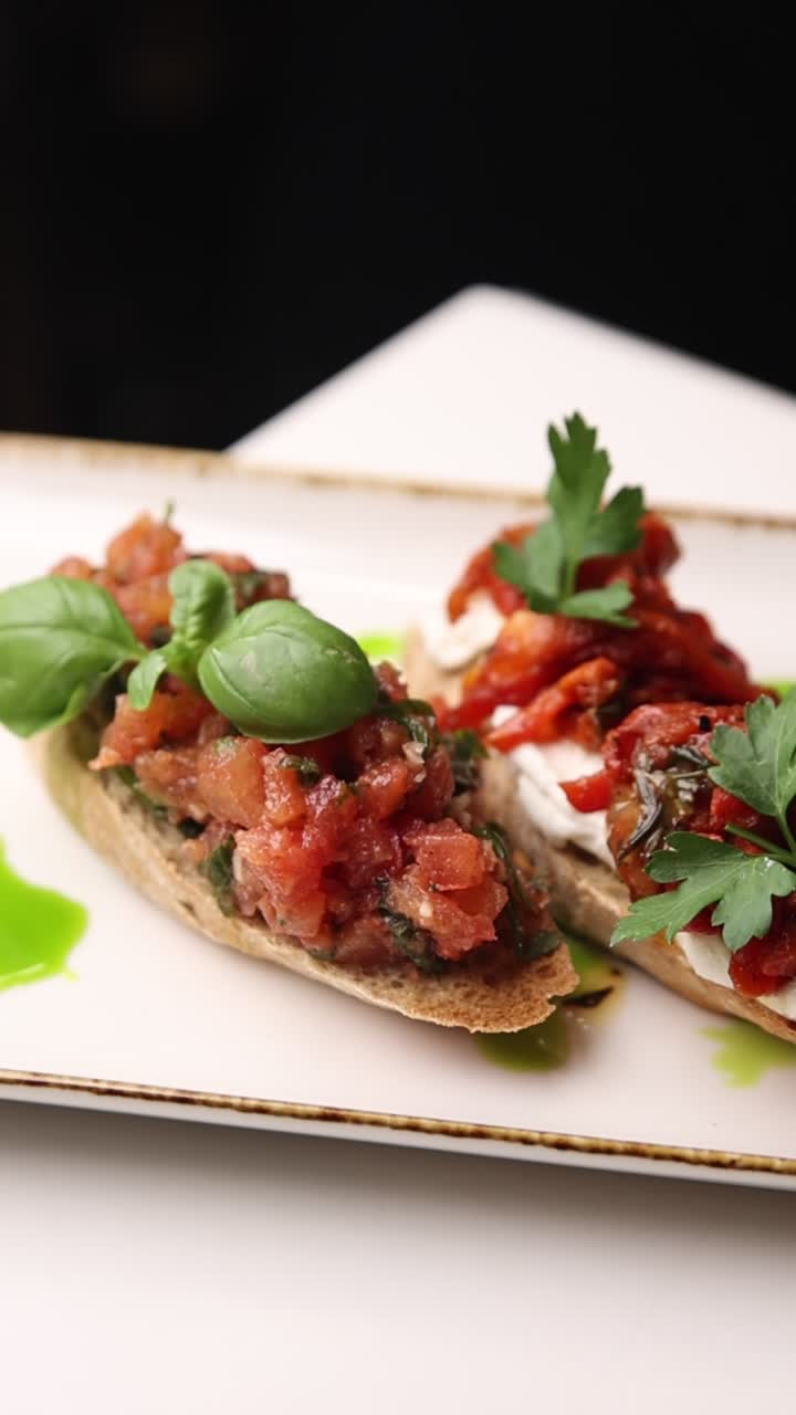 Entrada de Bruschetta Gourmet com Tomates e Ervas Frescas
