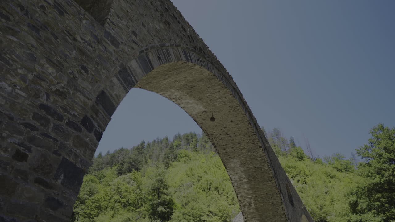 vista circular del histórico y legendario puente del diablo ubicado cerca de la montaña rodope, por encima del río arda, en la ciudad de ardino, en bulgaria