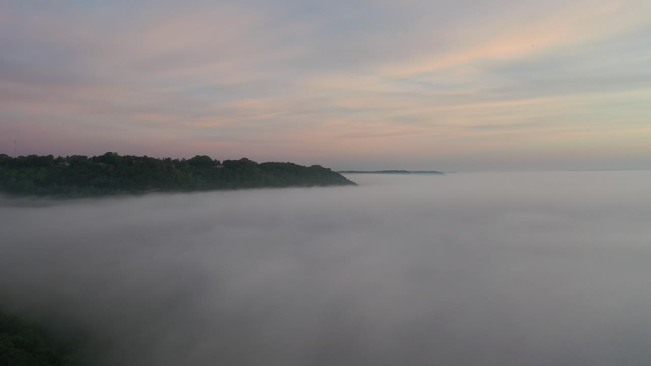 계곡 위의 안개가 가득한 해가 뜨고 해가 지는 곳