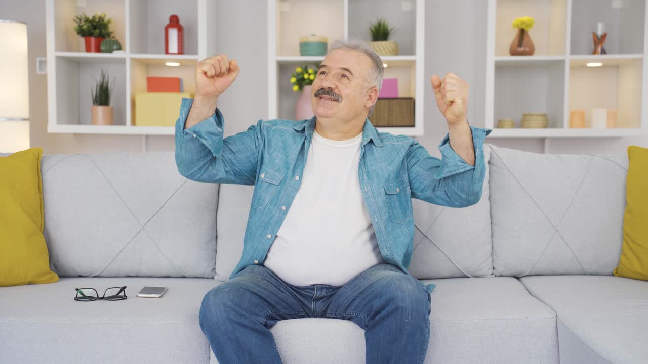 el anciano se alegra.