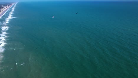 avión arrastrando una pancarta publicitaria sobre el mar costero en florida, ee.uu. - vista aérea