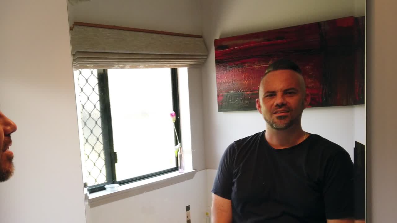 hombre hablando con la cámara, asintiendo y sacudiendo la cabeza sí y no en respuesta a las preguntas