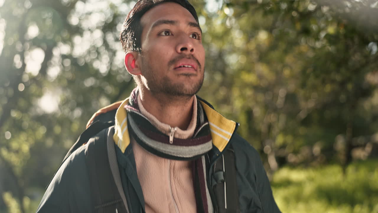 hombre, senderismo y viajes en el bosque con la aptitud