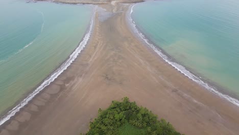 Drohnenschuss-Fliegt-über-Whale-Tail-Beach-An-Der-Küste-Von-Costa-Rica