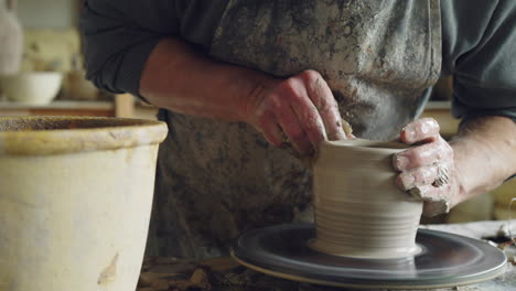 vasaio che modella l'argilla su una ruota di ceramica