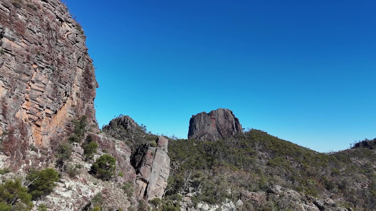 Vista aerea di aspre cime montuose in Tasmania