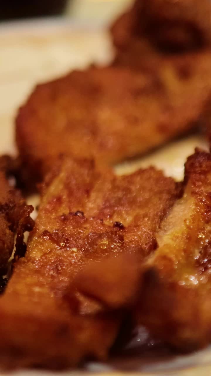 Delizioso maiale fritto servito su un piatto
