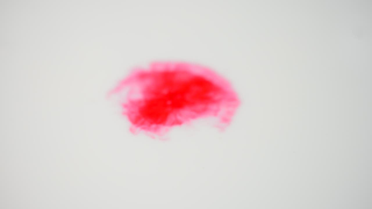 Gocce rosse su sfondo bianco. Nero e rosso su sfondo bianco