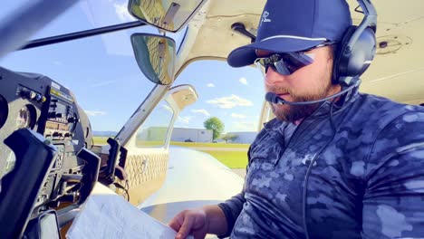 Piloto-Privado-Realiza-Una-Inspección-Previa-Al-Vuelo-De-Piper-Cherokee-180-Antes-Del-Vuelo.