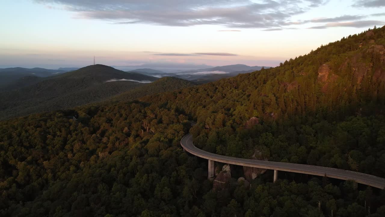 antena del amanecer mirando al oeste debajo de la montaña del abuelo nc